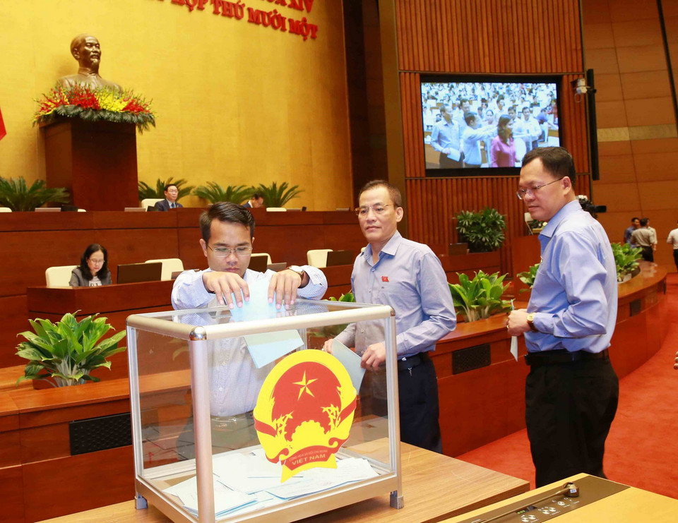 Đại biểu bỏ phiếu bầu một số Phó Chủ tịch Quốc hội. (Ảnh: Doãn Tấn/TTXVN)