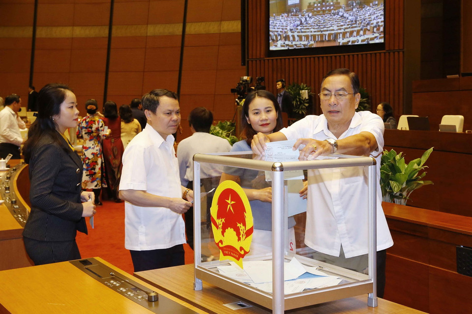 Đại biểu bỏ phiếu bầu một số Phó Chủ tịch Quốc hội. (Ảnh: Doãn Tấn/TTXVN)
