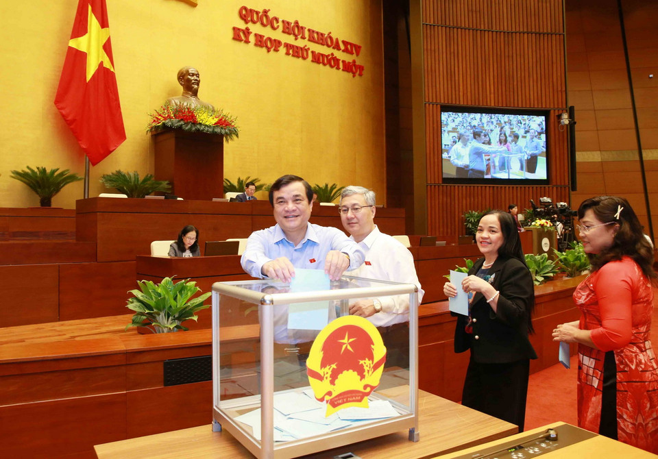 Đại biểu bỏ phiếu bầu một số Phó Chủ tịch Quốc hội. (Ảnh: Doãn Tấn/TTXVN)