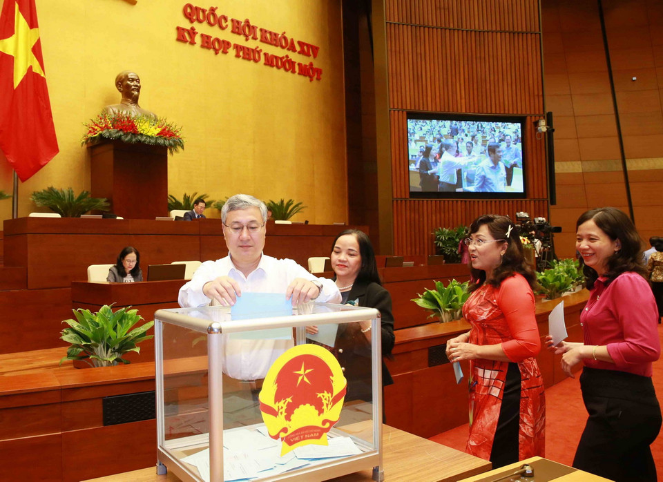 Đại biểu bỏ phiếu bầu một số Phó Chủ tịch Quốc hội. (Ảnh: Doãn Tấn/TTXVN)