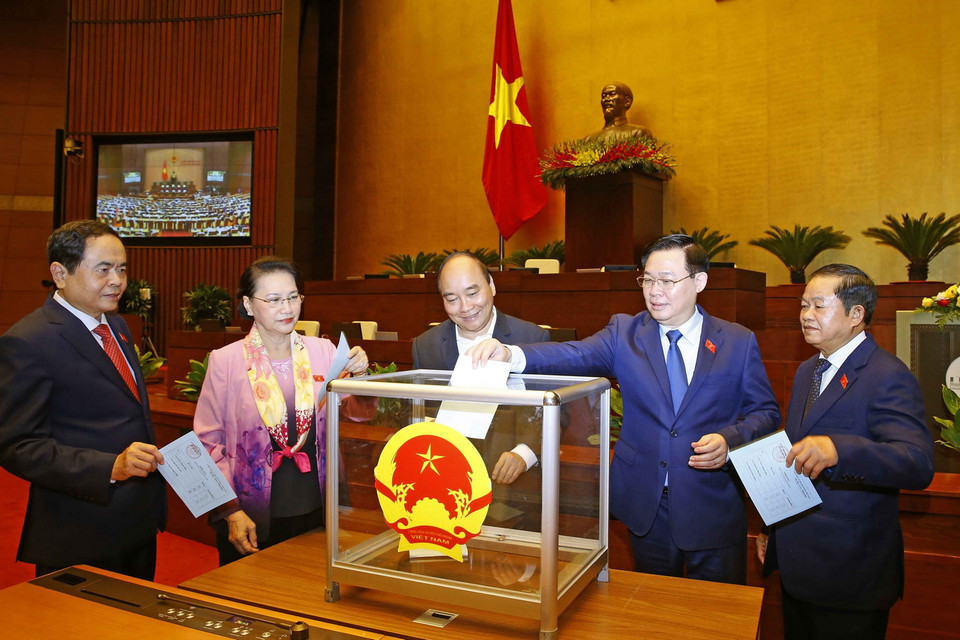 Thủ tướng Nguyễn Xuân Phúc, Chủ tịch Quốc hội Vương Đình Huệ, nguyên Chủ tịch Quốc hội Nguyễn Thị Kim Ngân và các đại biểu bỏ phiếu bầu một số Phó Chủ tịch Quốc hội. (Ảnh: Doãn Tấn/TTXVN)