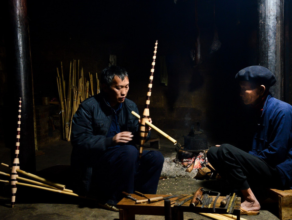  Nghề làm khèn của cha con ông Mua Mí Sình, thôn Sảng Pả B, thị trấn Mèo Vạc, huyện Mèo Vạc, tỉnh Hà Giang, được truyền từ đời này sang đời khác. (Ảnh: Nam Thái/TTXVN)