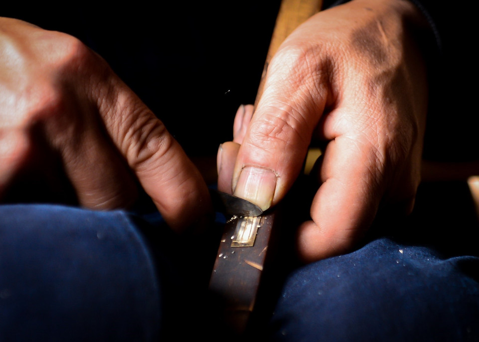  Lưỡi đồng được gọt tỷ mỉ để cho ra âm thanh phù hợp. (Ảnh: Nam Thái/TTXVN)