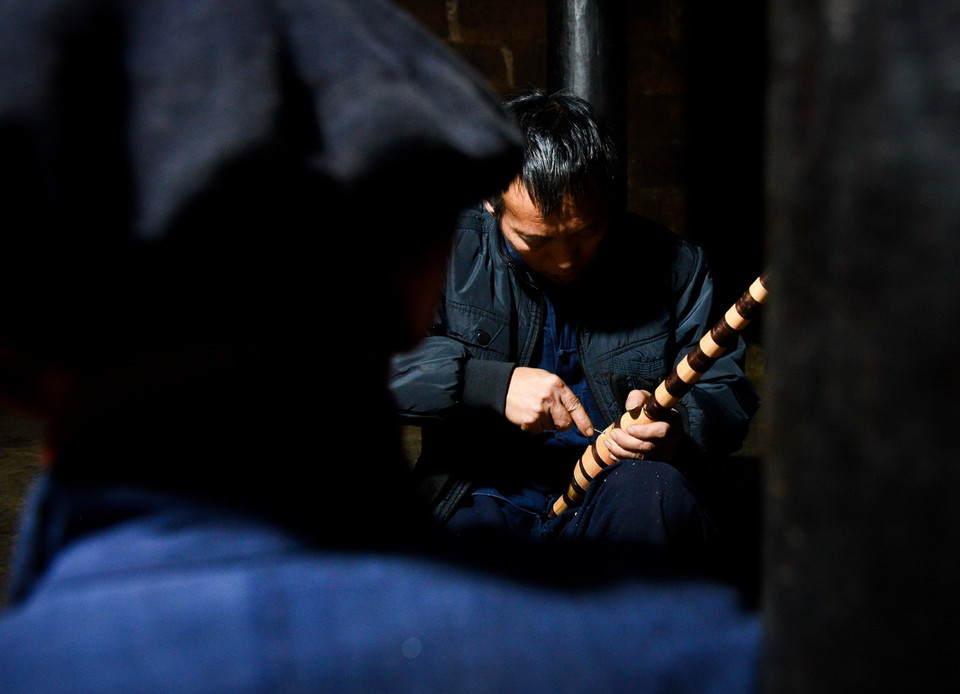  Nghề làm khèn của cha con ông Mua Mí Sình, thôn Sảng Pả B, thị trấn Mèo Vạc, huyện Mèo Vạc, tỉnh Hà Giang, được truyền từ đời này sang đời khác. (Ảnh: Nam Thái/TTXVN)