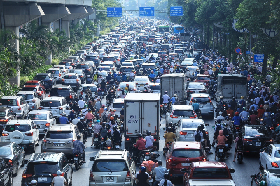 Tình trạng ùn tắc xảy ra vào giờ cao điểm tại đường Ngã Tư Sở-Nguyễn Trãi, khi hàng nghìn phương tiện cùng tham gia giao thông buổi sáng đầu tuần. (Ảnh: Tuấn Anh/TTXVN)