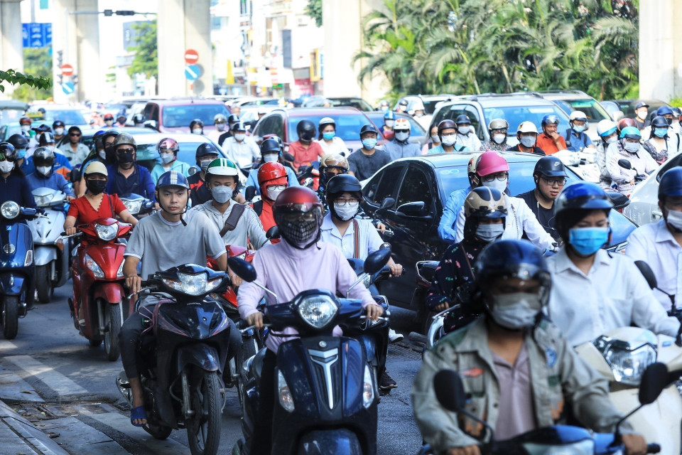 Cảnh tượng thường thấy đầu giờ sáng tại nút giao Ngã Tư Sở. (Ảnh: Tuấn Anh/TTXVN)