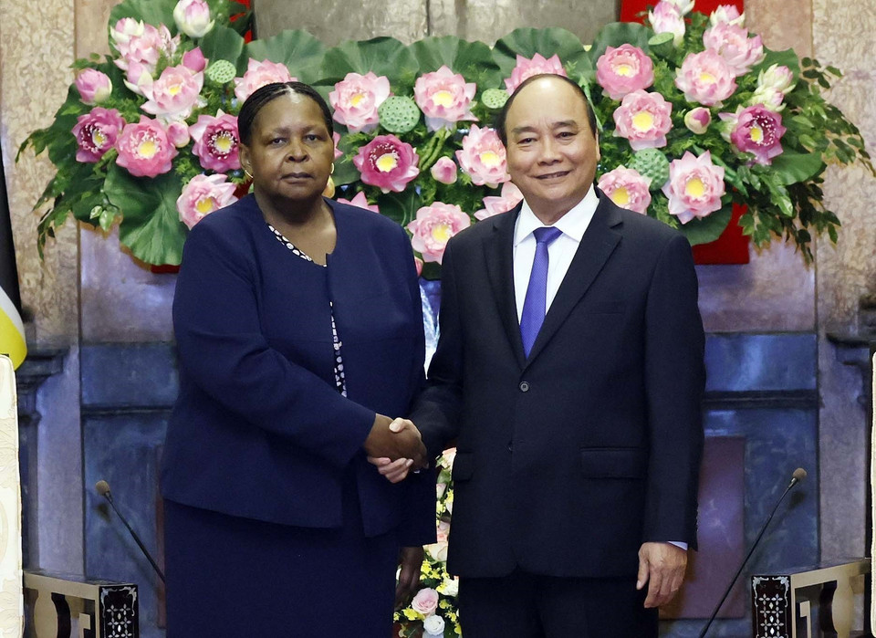 Chủ tịch nước Nguyễn Xuân Phúc tiếp Chủ tịch Quốc hội Cộng hòa Mozambique. (Ảnh: Thống Nhất/TTXVN)