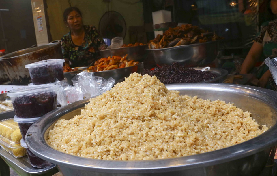 Rượu nếp là món không thể thiếu trong mâm cúng ngày Tết Đoan Ngọ. (Ảnh: Tuấn Đức/TTXVN)