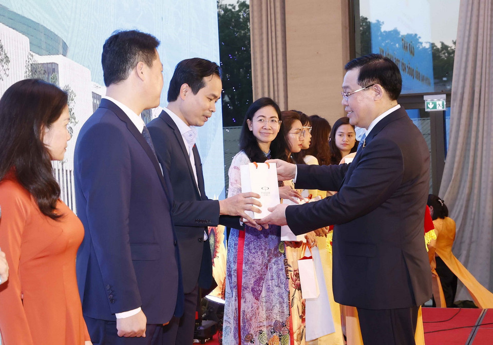 Chủ tịch Quốc hội Vương Đình Huệ tặng quà lưu niệm cho đại diện Nhóm Đại biểu Quốc hội Trẻ khóa XV. (Ảnh: Doãn Tấn/TTXVN)