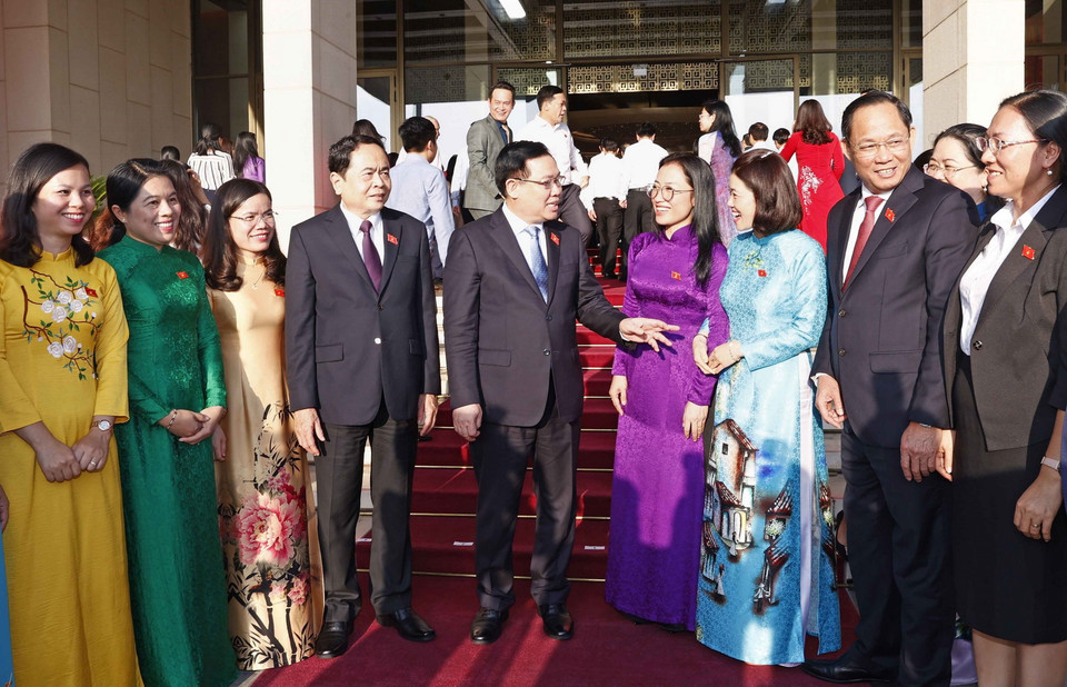 Chủ tịch Quốc hội Vương Đình Huệ nói chuyện với đại biểu. (Ảnh: Doãn Tấn/TTXVN)