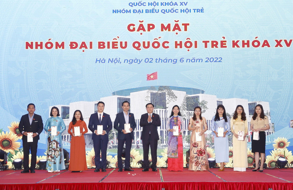 Chủ tịch Quốc hội Vương Đình Huệ tặng quà lưu niệm cho đại diện Nhóm Đại biểu Quốc hội Trẻ khóa XV. (Ảnh: Doãn Tấn/TTXVN)