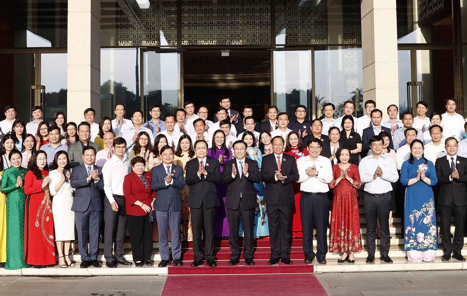 Chủ tịch Quốc hội Vương Đình Huệ với đại biểu. (Ảnh: Doãn Tấn/TTXVN)