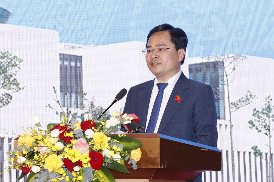 Bí thư thứ nhất Trung ương Đoàn TNCS Hồ Chí Minh Nguyễn Anh Tuấn, Chủ tịch Nhóm Đại biểu Quốc hội Trẻ khóa XV phát biểu. (Ảnh: Doãn Tấn/TTXVN)