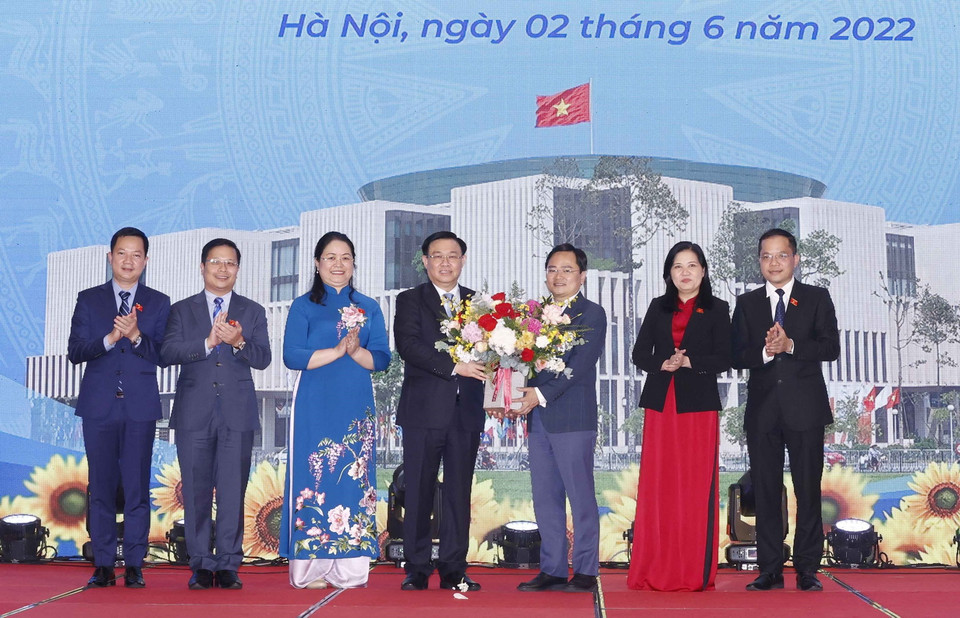 Chủ tịch Quốc hội Vương Đình Huệ tặng hoa Nhóm Đại biểu Quốc hội Trẻ khóa XV. (Ảnh: Doãn Tấn/TTXVN)