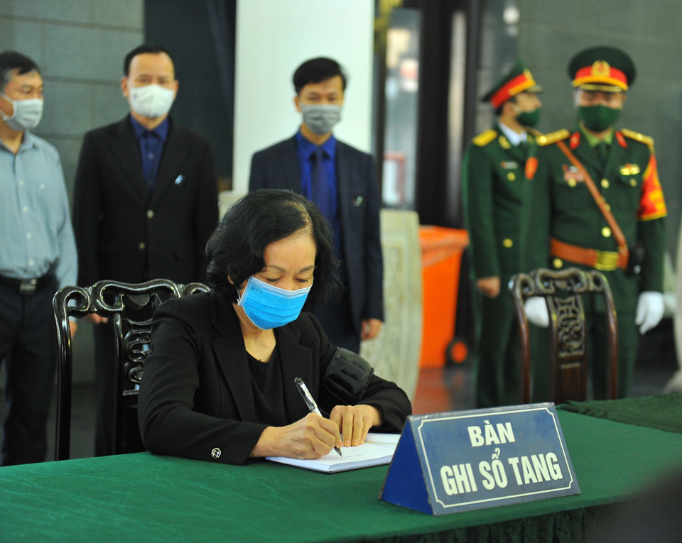 Ủy viên Bộ Chính trị, Bí thư Trung ương Đảng, Trưởng Ban Dân vận Trung ương Trương Thị Mai ghi sổ tang. (Ảnh: Minh Đức/TTXVN)