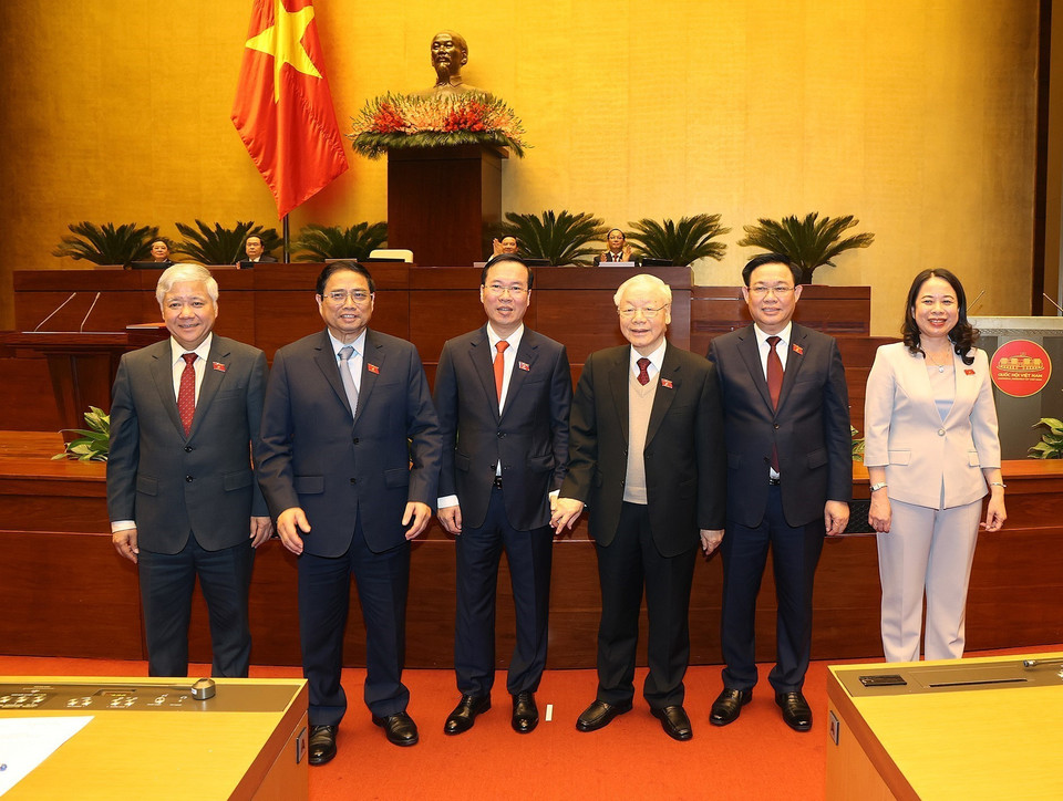 Tổng Bí thư Nguyễn Phú Trọng và các lãnh đạo Đảng, Nhà nước chúc mừng Chủ tịch nước Võ Văn Thưởng. (Ảnh: TTXVN)