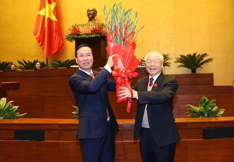 Tổng Bí thư Nguyễn Phú Trọng chúc mừng Chủ tịch nước Võ Văn Thưởng. (Ảnh: TTXVN)