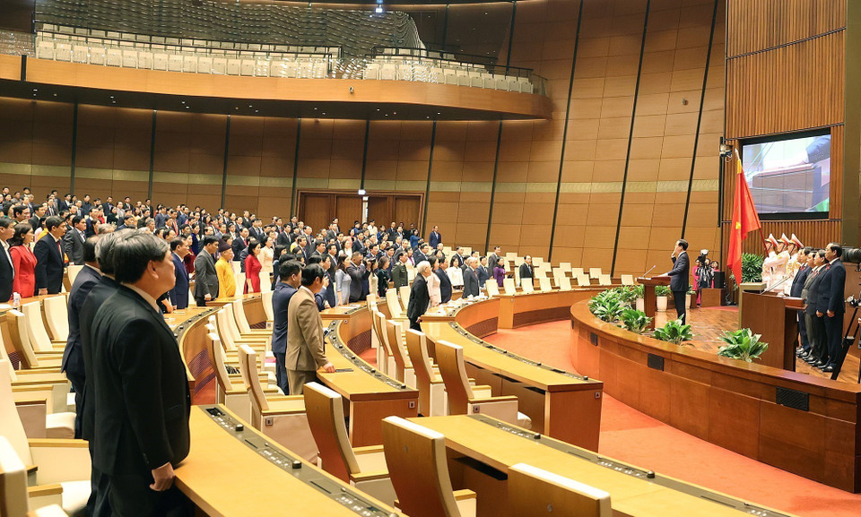 Các đại biểu chứng kiến Chủ tịch nước Võ Văn Thưởng tuyên thệ nhậm chức. (Ảnh: TTXVN)