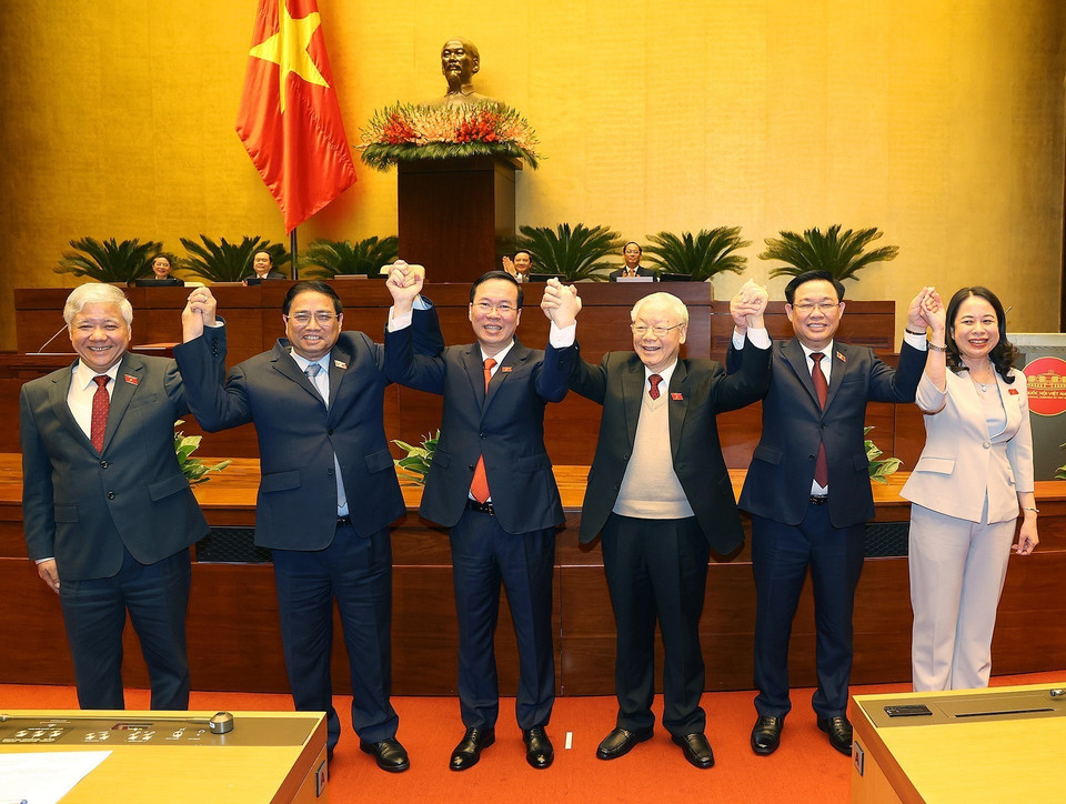 Tổng Bí thư Nguyễn Phú Trọng và các lãnh đạo Đảng, Nhà nước chúc mừng Chủ tịch nước Võ Văn Thưởng. (Ảnh: TTXVN)