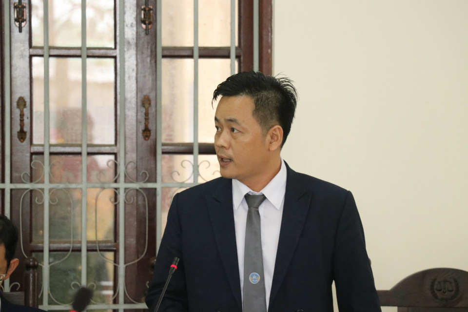 Luật sư bảo vệ quyền lợi bị hại nêu ý kiến tại phiên tòa. (Ảnh: Bùi Giang/TTXVN)