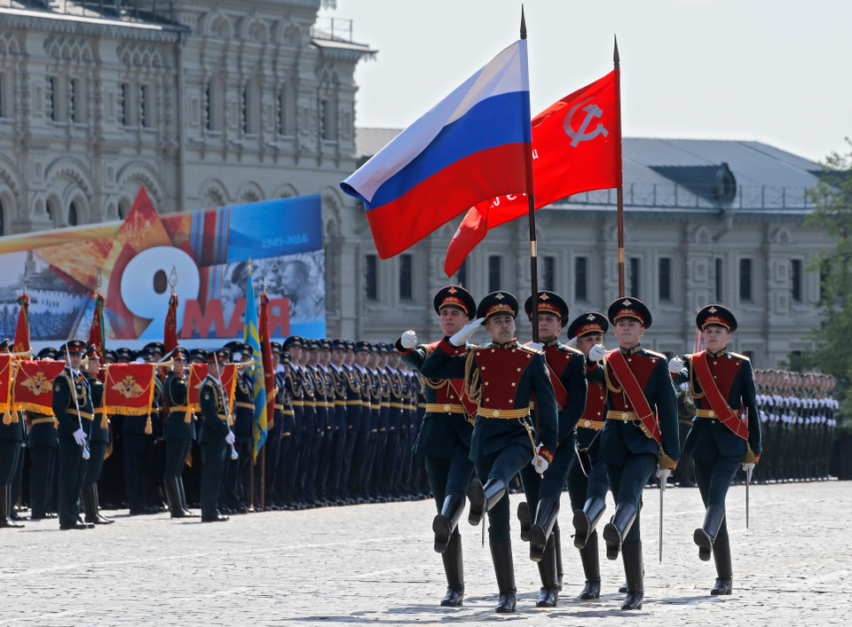 Quốc kỳ Liên bang Nga và Lá cờ Chiến thắng huyền thoại được rước vào Quảng trường Đỏ, bắt đầu lễ duyệt binh (Nguồn: EPA)