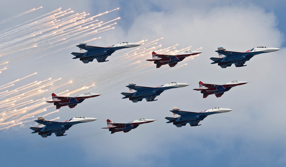 Các đội thuật lái nhào lộn nổi tiếng thế giới ''Tráng sĩ Nga'' và ''Cánh én'' với thành phần gồm năm máy bay SU-27 và bốn máy bay MiG-29 (Nguồn: EPA)