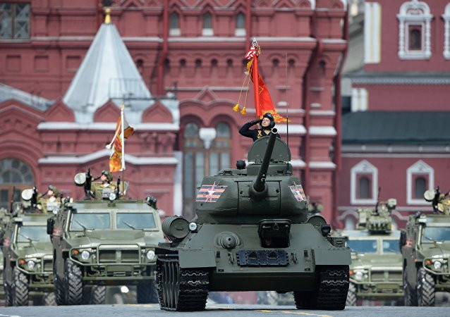 biểu tượng của Chiến thắng Vĩ đại, xe tăng T-34, bắt đầu phần duyệt binh của các phương tiện cơ giới (Nguồn: Sputnik)