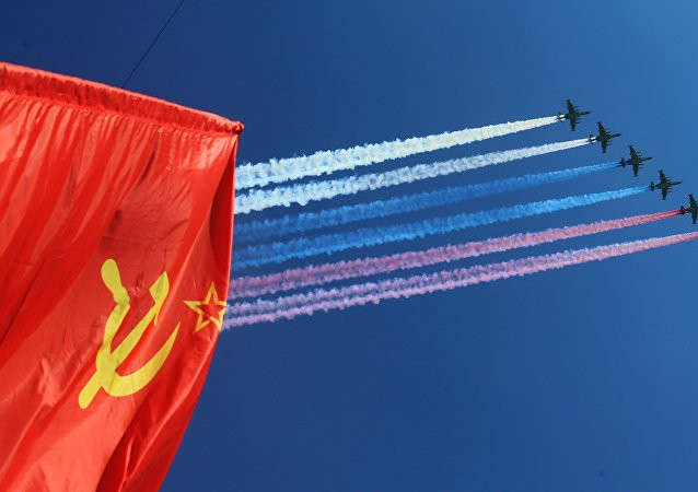 Phần duyệt binh của Lực lượng Không quân-Vũ trụ Nga khép lại bằng màn trình diễn của sáu máy bay tấn công SU-25 (Nguồn: Sputnik)