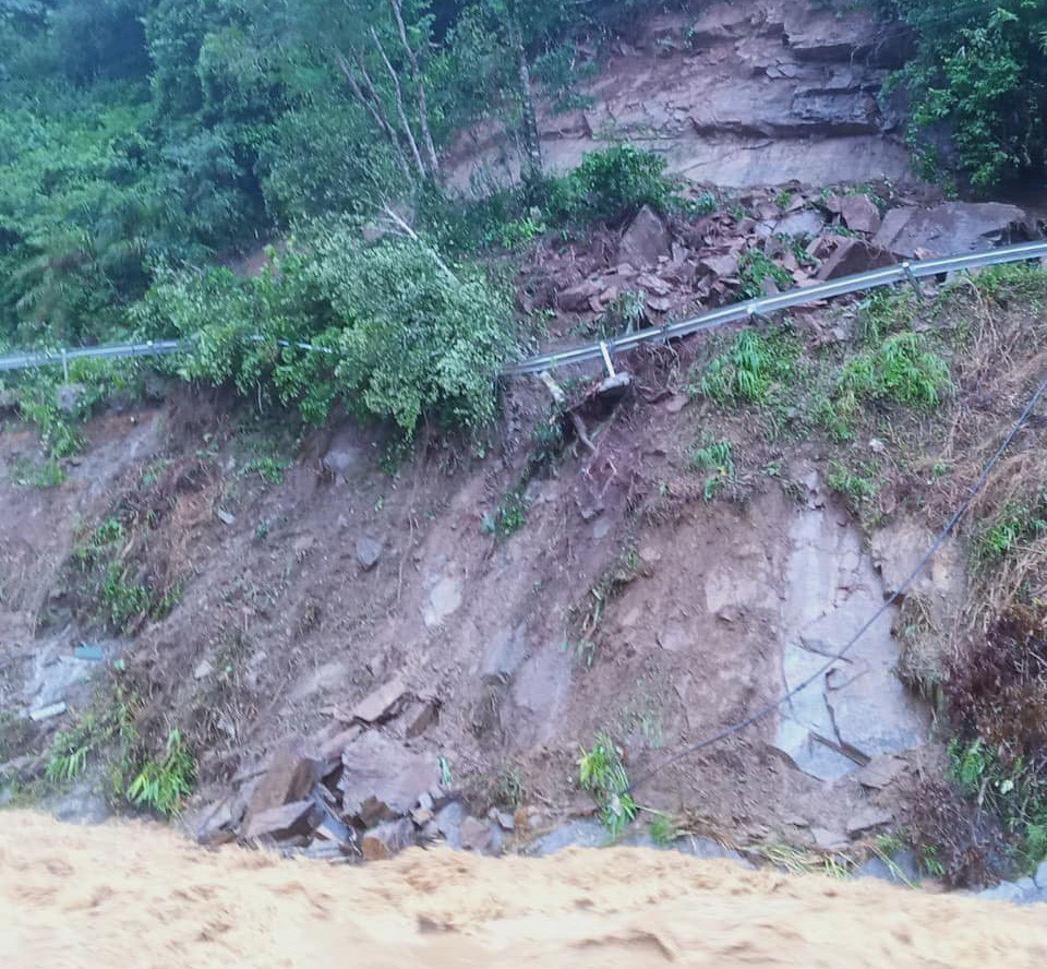 Trục đường từ thôn Lừu 1, xã Hát Lừu đi xã Bản Mù, huyện Trạm Tấu, tỉnh Yên Bái, sạt taluy dương, khối lượng ước khoảng 100m3 gây tắc đường khiến các phương tiện không lưu thông được. (Ảnh: TTXVN phát)