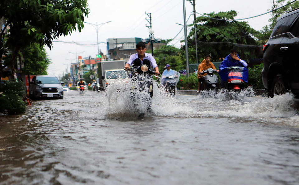 Đường Lý Bôn, thành phố Thái Bình ngập sâu trong nước. (Ảnh: Thế Duyệt/TTXVN)