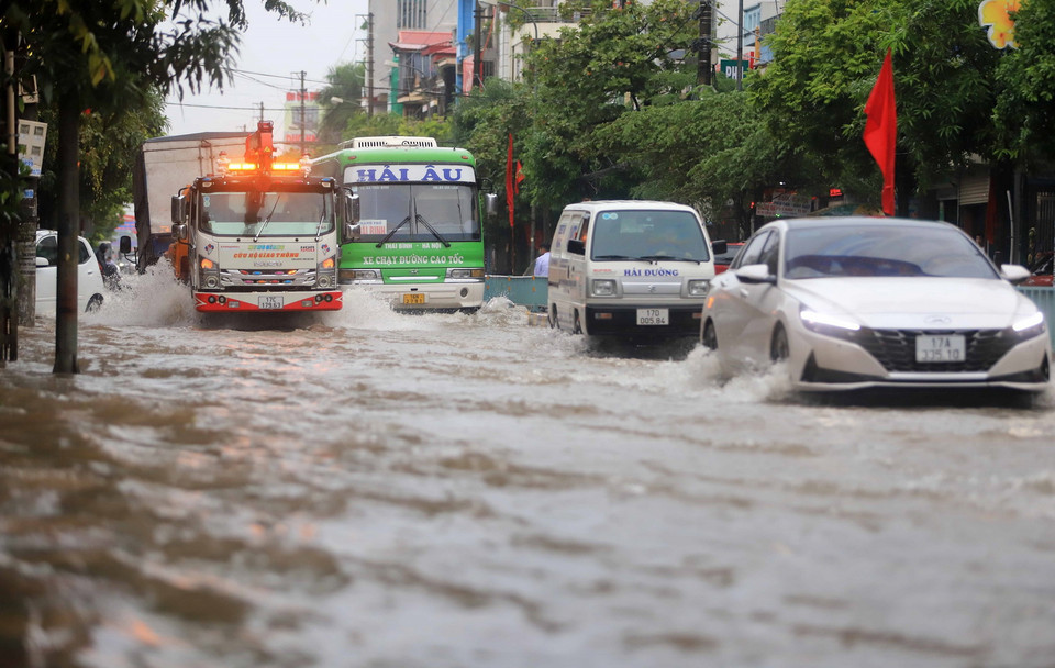 Đường Trần Thái Tông, thành phố Thái Bình, ngập sâu trong nước. (Ảnh: Thế Duyệt/TTXVN)