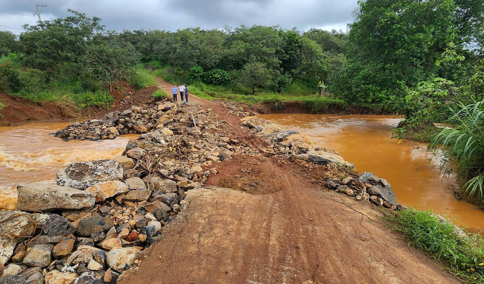 Đường băng qua suối Lạnh, huyện Bù Đăng, tỉnh Bình Phước được sửa chữa tạm sau khi bị nước lũ cuốn trôi. (Ảnh: TTXVN phát)