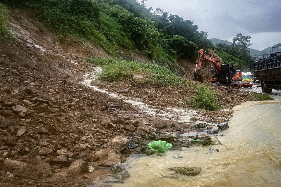 Điểm sạt lở trên quốc lộ 6 đoạn Dốc Cun qua thành phố Hòa Bình, tỉnh Hòa Bình. (Ảnh: Trọng Đạt/TTXVN)