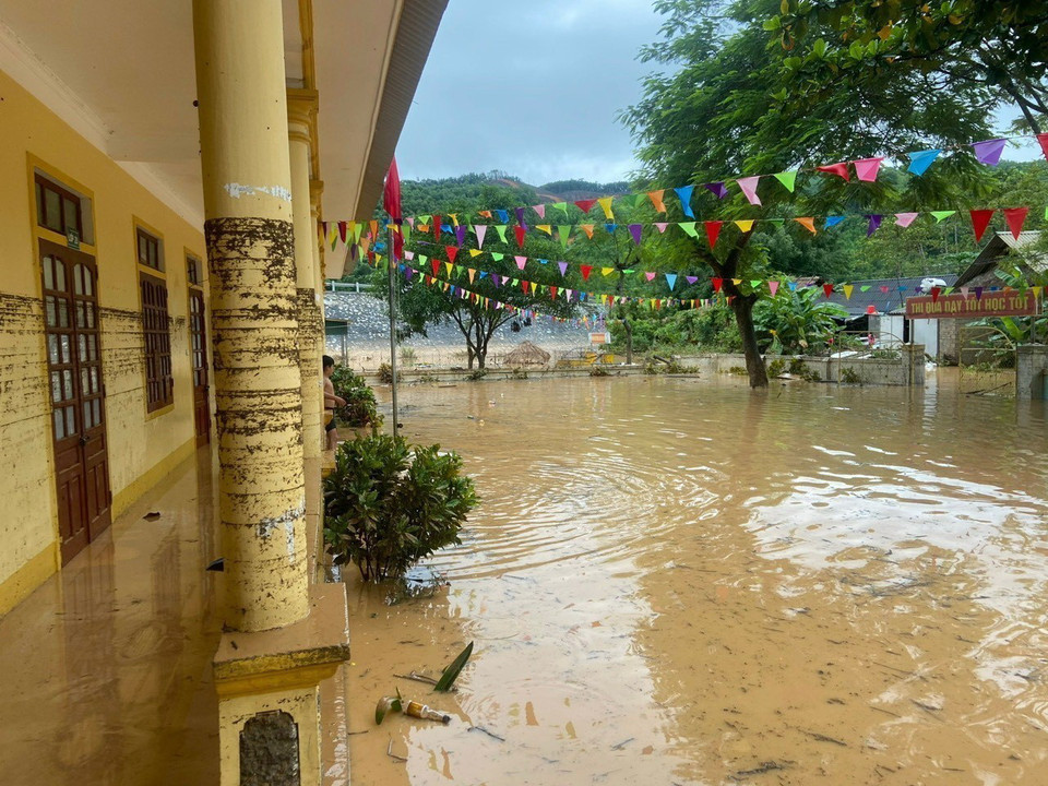 Nhiều phòng học, trang thiết bị ở tỉnh Nghệ An, bị lũ tàn phá, cuốn trôi hoặc ngập chìm trong bùn đất. (Ảnh: TTXVN phát)