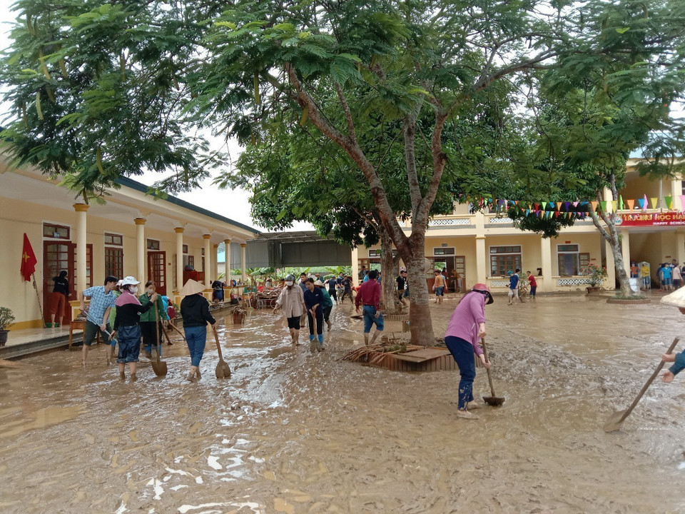 Dọn dẹp, vệ sinh trường lớp tại trường Tiểu học Châu Thắng, huyện Quỳ Châu, tỉnh Nghệ An. (Ảnh: TTXVN phát)