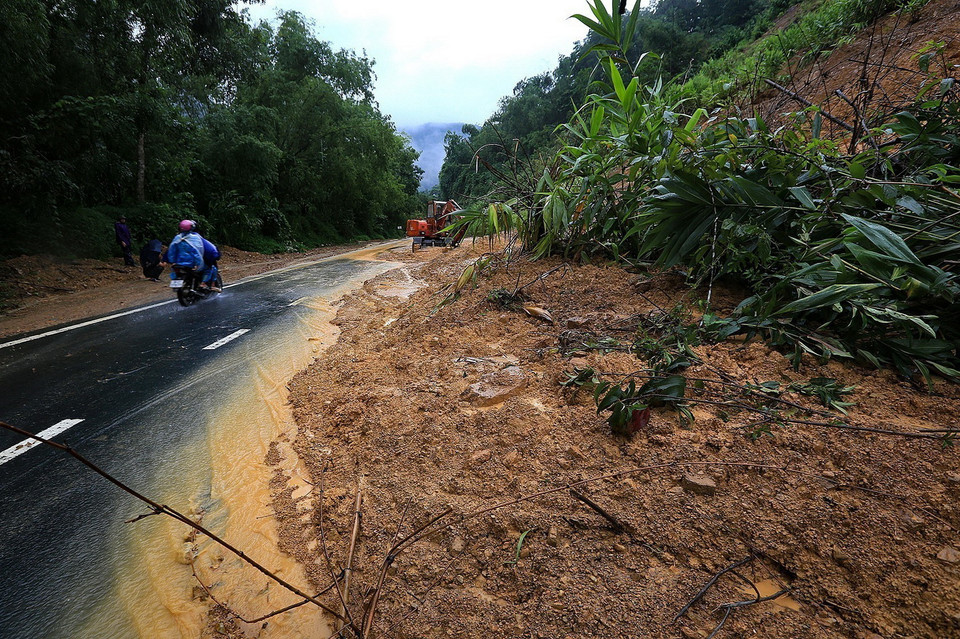 Điểm sạt lở trên tuyến đường tỉnh 433 thành phố Hòa Bình, tỉnh Hòa Bình, đi huyện Đà Bắc. (Ảnh: Trọng Đạt/TTXVN)