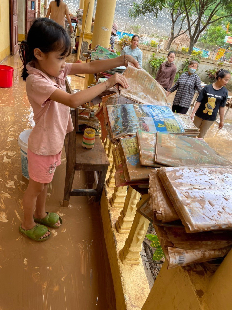 Sách vở của học sinh trường Tiểu học Châu Hạnh, huyện Quỳ Châu, tỉnh Nghệ An, bị ngập trong bùn nước. (Ảnh: TTXVN phát)