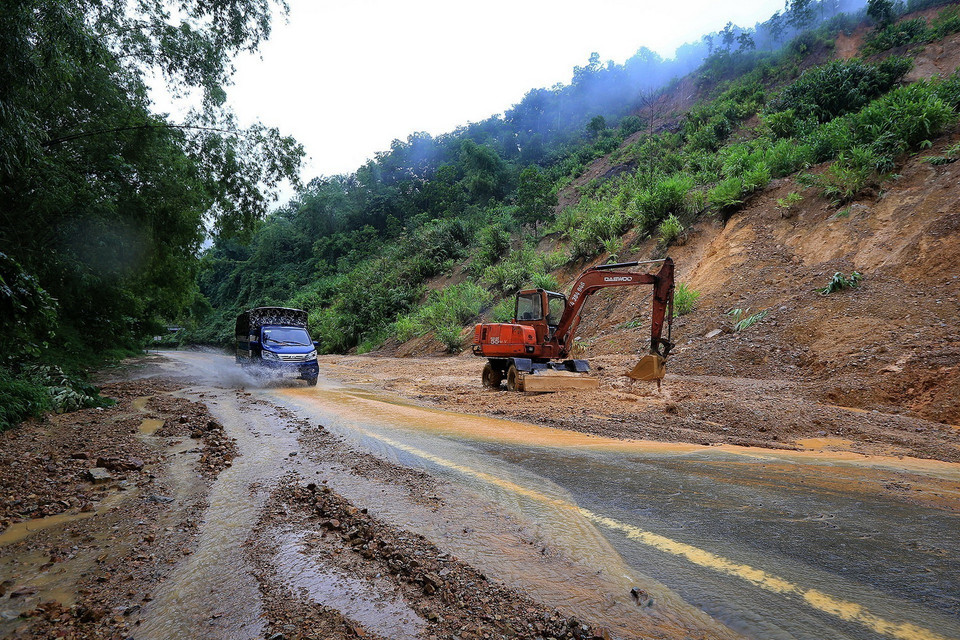 Điểm sạt lở trên tuyến đường tỉnh 433 thành phố Hòa Bình, tỉnh Hòa Bình, đi huyện Đà Bắc. (Ảnh: Trọng Đạt/TTXVN)