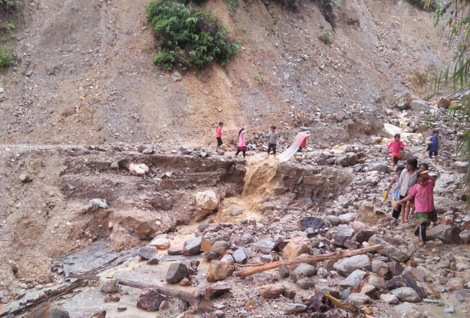 Mưa lớn làm sạt đường trục chính từ thôn Làng Nhì đi vào trụ sở UBND xã Làng Nhì, huyện Trạm Tấu, tỉnh Yên Bái, gây nhiều khó khăn cho người dân đi lại. (Ảnh: TTXVN phát)