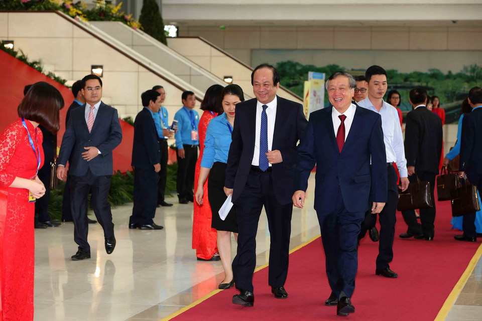 Bộ trưởng, Chủ nhiệm Văn phòng Chính phủ Mai Tiến Dũng (bên trái) và Bí thư Trung ương Đảng, Chánh án Tòa án nhân dân Tối cao Nguyễn Hòa Bình đến dự Đại hội. (Ảnh: TTXVN) 