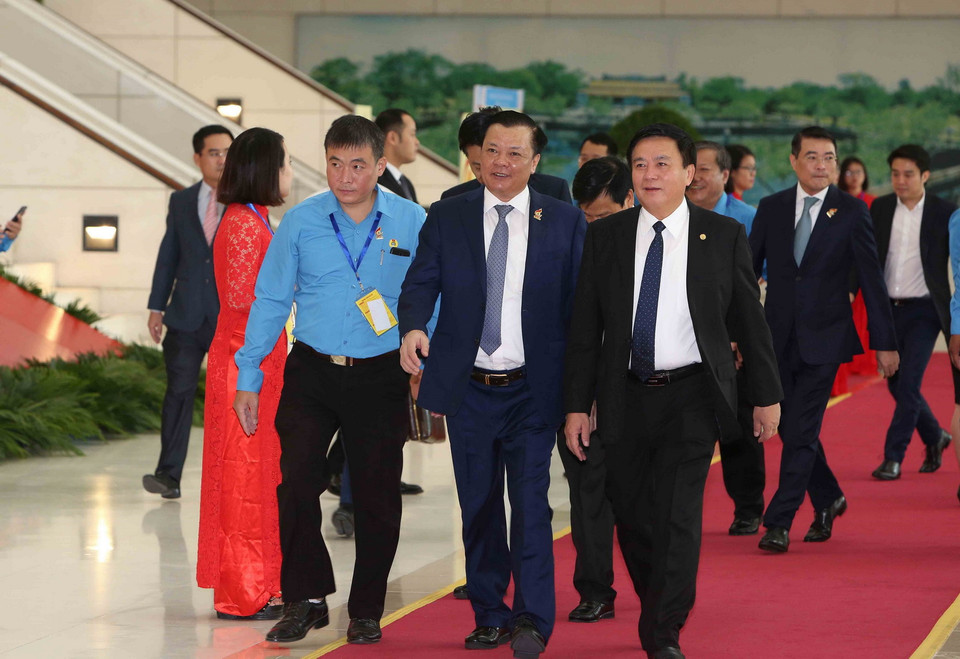 Bí thư Trung ương Đảng, Chủ tịch Hội đồng Lý luận Trung ương, Giám đốc Học viên Chính trị quốc gia Nguyễn Xuân Thắng (bên phải) và Bộ trưởng Bộ Tài chính Đinh Tiến Dũng (giữa) đến dự Đại hội. (Ảnh: TTXVN)