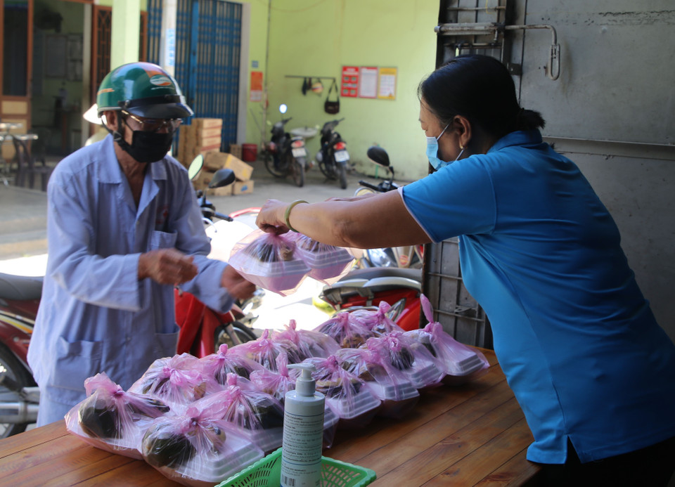 Quán cơm Yên Vui cũng cung cấp những suất cơm có giá 1.000-2.000 đồng cho những hoàn cảnh khó khăn trên địa bàn. (Ảnh: Thanh Thủy/TTXVN)