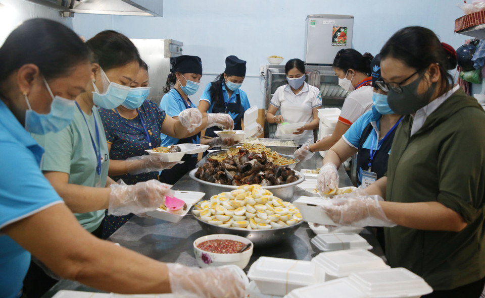 Các tình nguyện viên nấu nhưng suất cơm 0 đồng để cung cấp cho các khu cách ly. (Ảnh: Thanh Thủy/TTXVN)