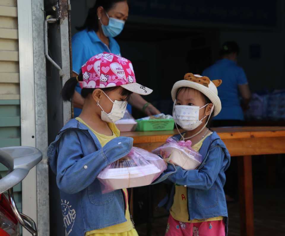 Hàng ngày (trừ thứ 7, chủ nhật) quán cũng nấu 100 suất cơm miễn phí, gửi tặng cho Hội người mù huyện Triệu Phong, Hải Lăng, thị xã Quảng Trị và Mái ấm Lâm Bích (thành phố Đông Hà) và khoảng 100-120 suất ăn trưa/ngày với giá chỉ từ 1.000-2.000 đồng cho người có hoàn cảnh khó khăn ở địa phương. (Ảnh: Thanh Thủy/TTXVN)