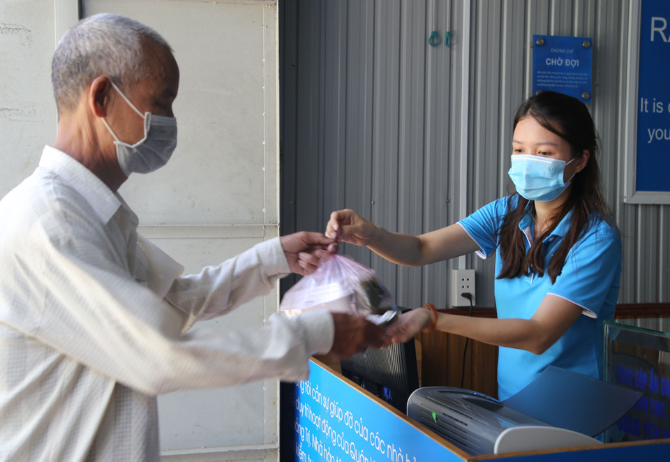 Quán cơm Yên Vui cũng cung cấp những suất cơm có giá 1.000-2.000 đồng cho những hoàn cảnh khó khăn trên địa bàn. (Ảnh: Thanh Thủy/TTXVN)