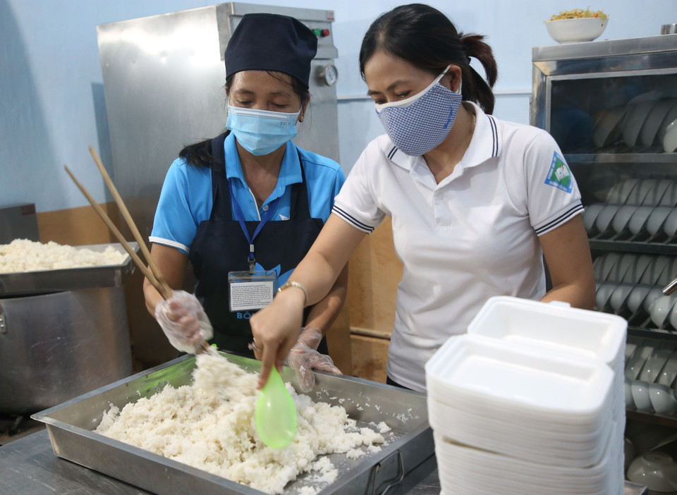 Các tình nguyện viên nấu nhưng suất cơm 0 đồng để cung cấp cho các khu cách ly. (Ảnh: Thanh Thủy/TTXVN)