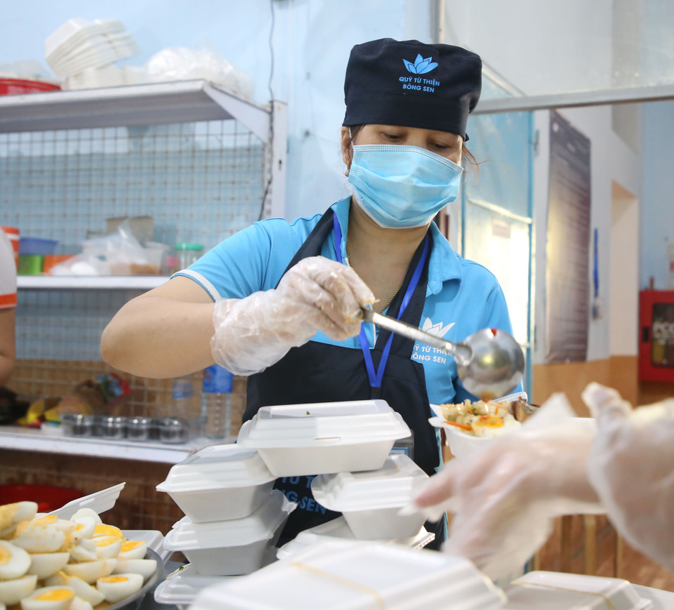 Quá trình nấu các suất cơm đảm bảo vệ sinh an toàn thực phẩm. (Ảnh: Thanh Thủy/TTXVN)