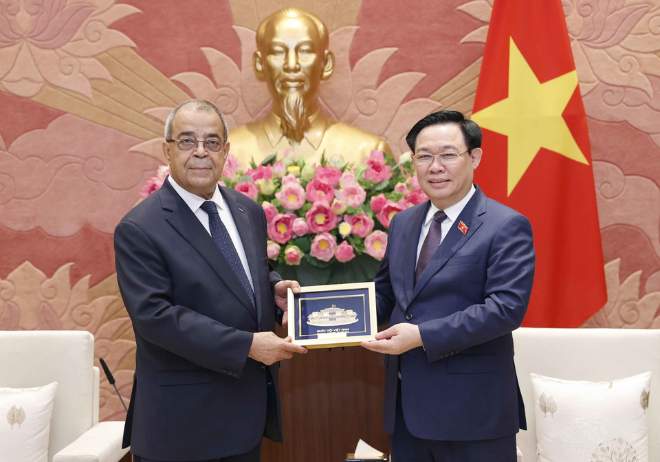 Chủ tịch Quốc hội Vương Đình Huệ tặng quà lưu niệm ngài Ali Aoun, Bộ trưởng Bộ Công nghiệp và Sản xuất Dược phẩm Algeria. (Ảnh: Doãn Tấn/TTXVN)
