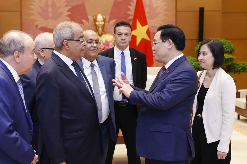 Chủ tịch Quốc hội Vương Đình Huệ trao đổi với ngài Ali Aoun, Bộ trưởng Bộ Công nghiệp và Sản xuất Dược phẩm Algeria. (Ảnh: Doãn Tấn/TTXVN)