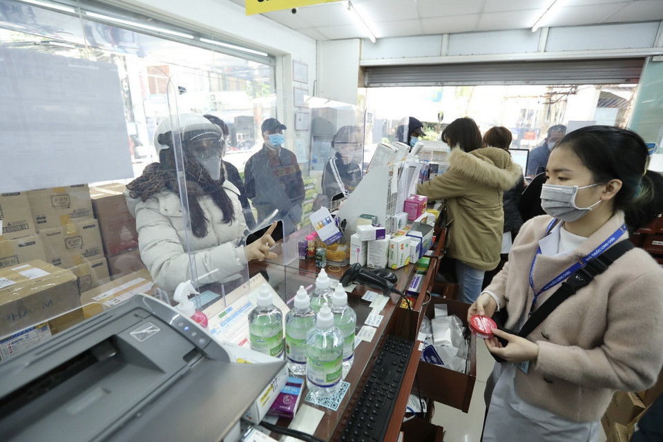 Khách đến mua thuốc tại cửa hàng thuốc Long Châu, phố Hoàng Hoa Thám, Hà Nội. (Ảnh: Minh Quyết/TTXVN)